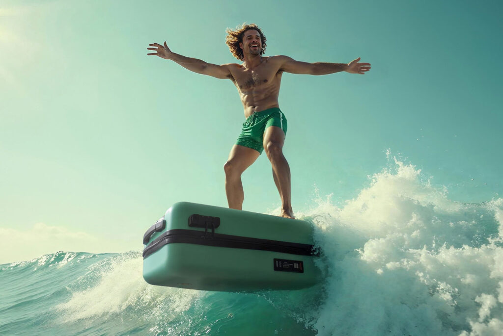 Princess Traveler. Man surfend op de koffer