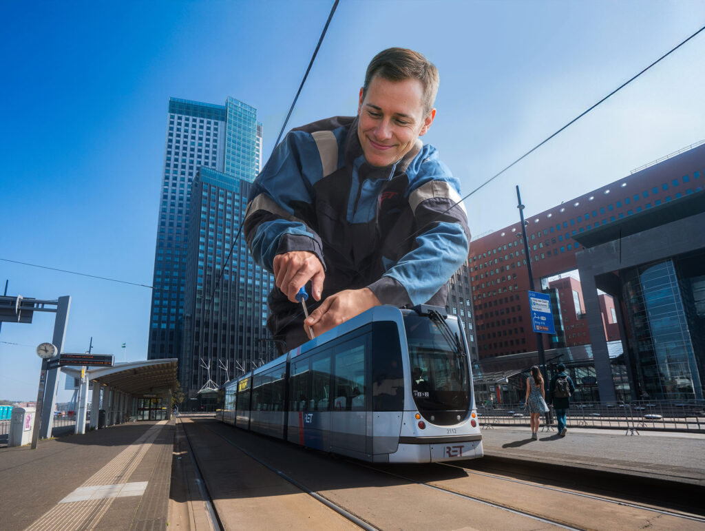 RET reus repareert een tram in Rotterdam
