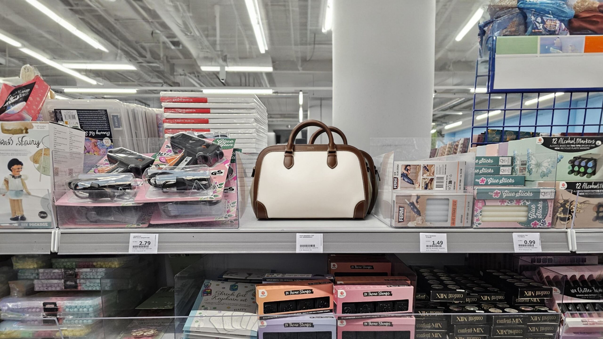 tas op schappen in drukke winkelomgeving